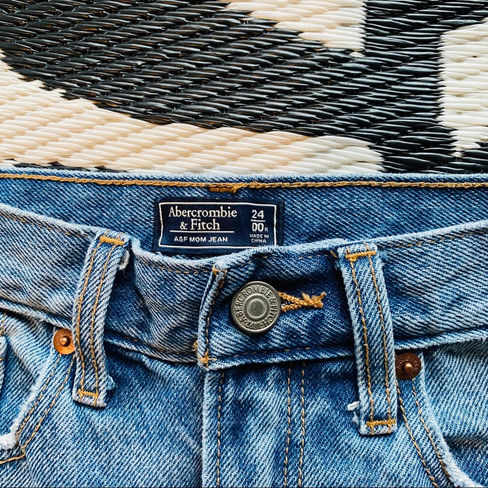 Abercrombie & Fitch • Ripped Mom Jeans - Picture 9 of 14
